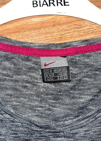 Gri V Yaka Kadın Spor Tişörtü - Görsel 3