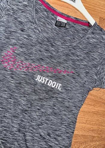 Gri V Yaka Kadın Spor Tişörtü - Görsel 2