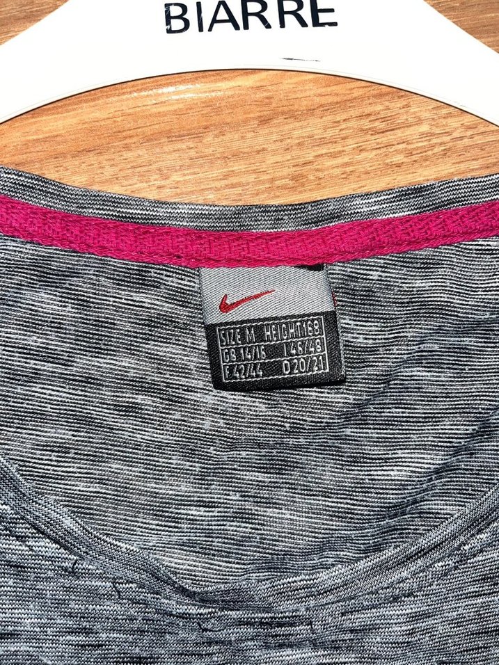 Gri V Yaka Kadın Spor Tişörtü - Görsel 3