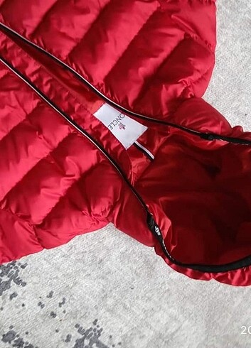 32 Beden kırmızı Renk Moncler cocuk mont veya xxs 