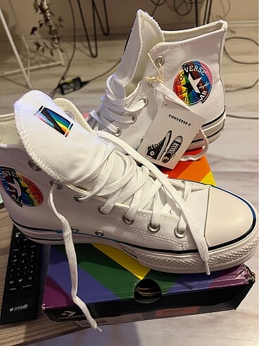 Converse pride seri