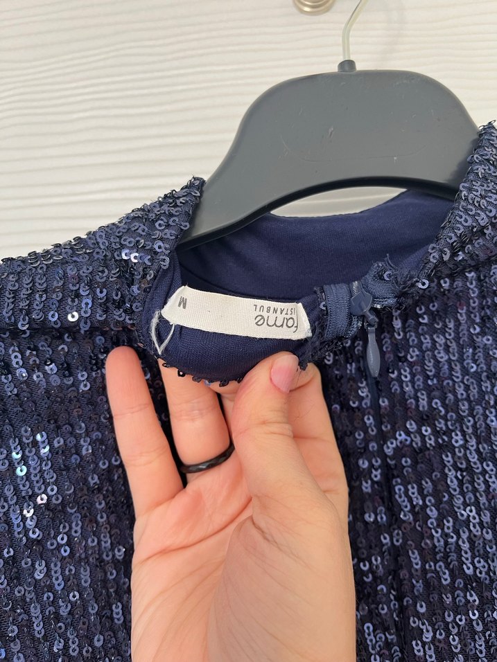 Uzun Kollu Lacivert Parlak Dar Abiye Elbise - Görsel 3