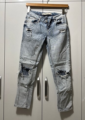 Gevşek Kesim Yırtıklı Mavi Denim Kadın Pantolon