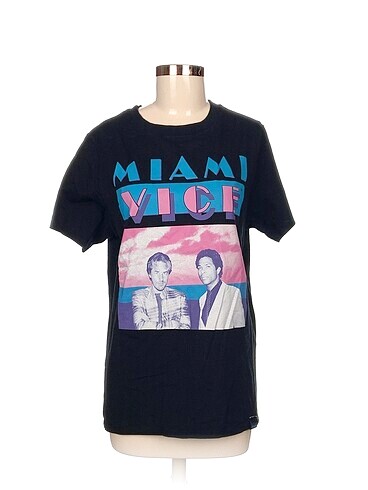 Pull and Bear T-shirt %70 İndirimli.