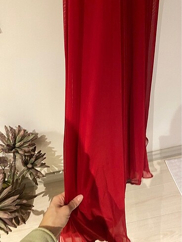 Diğer Kırmızı pileli uzun arkası açık elbise
