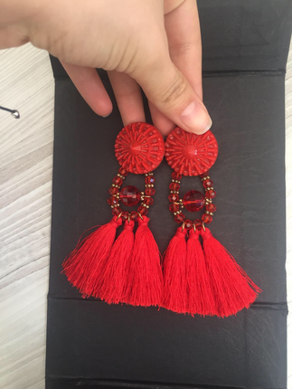 Kırmızı püsküllü küpe 
