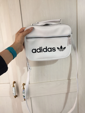 Adidas canta