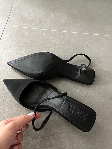 37 Beden siyah Renk Zara mini topuklu terlik
