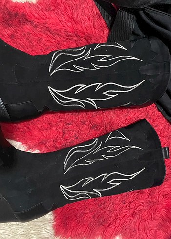 Kırmızı Nakışlı Dizüstü Gotik Topuklu Bot - Görsel 3