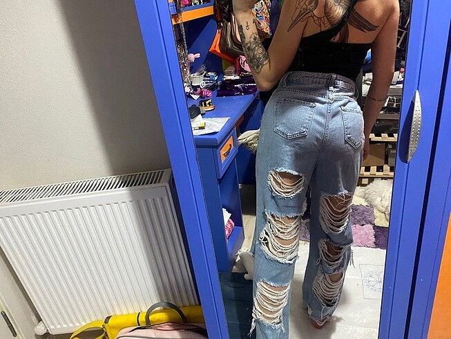 Yırtık kot pantolon