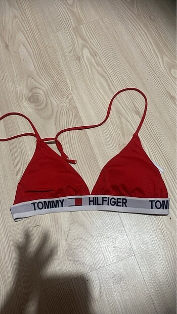 Tommy üst