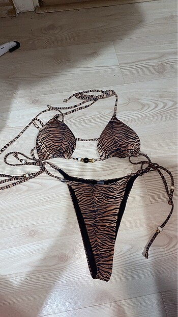 Kırmızı bikini