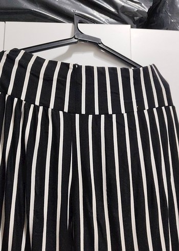 Siyah Beyaz Çizgili Pilili Kadın Pantolon - Görsel 2