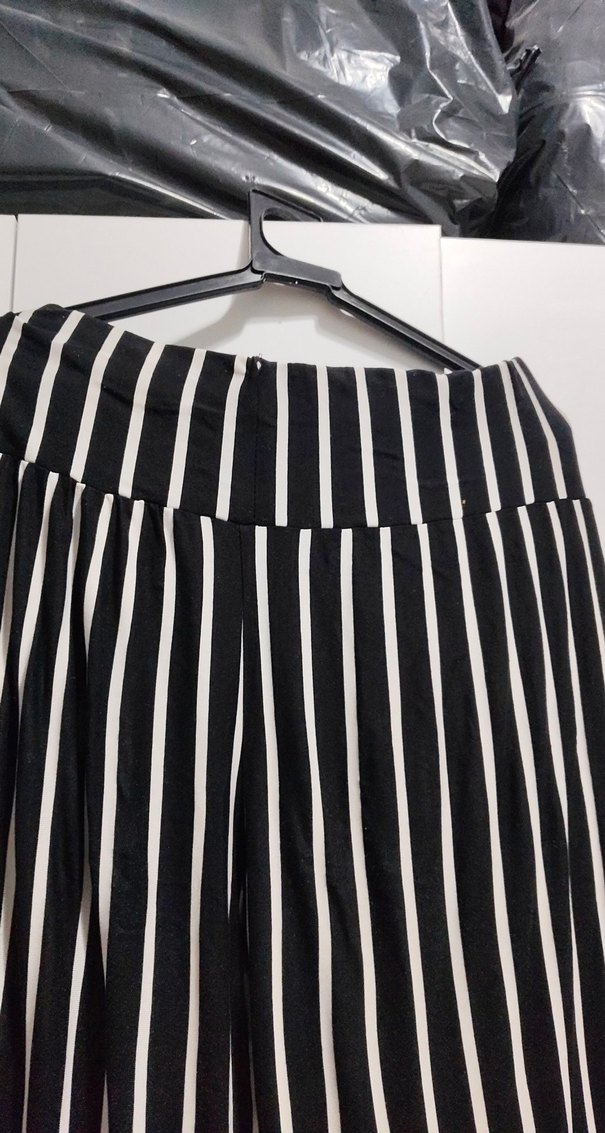 Siyah Beyaz Çizgili Pilili Kadın Pantolon - Görsel 2