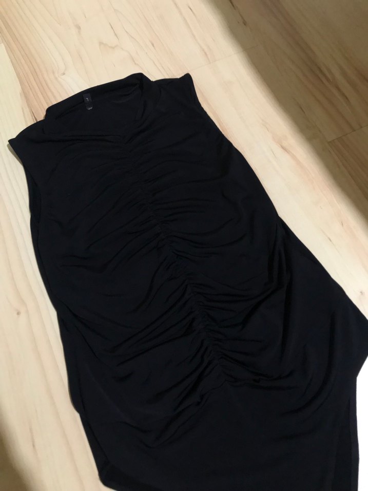 Siyah Yüksek Yakalı Kolsuz Bluz - Görsel 3