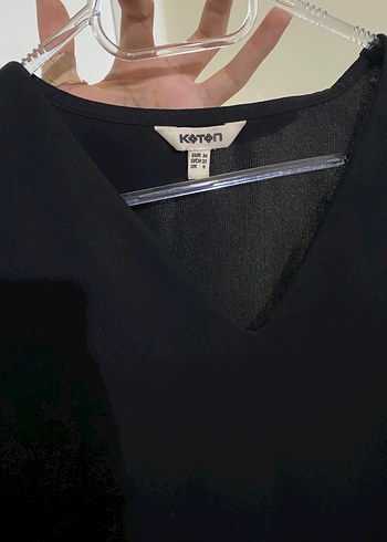 V Yaka Siyah Baskılı Kadın Bluz - Görsel 4