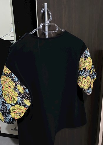 V Yaka Siyah Baskılı Kadın Bluz - Görsel 2