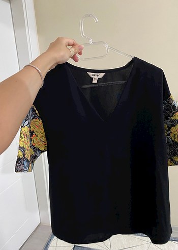 V Yaka Siyah Baskılı Kadın Bluz - Görsel 3