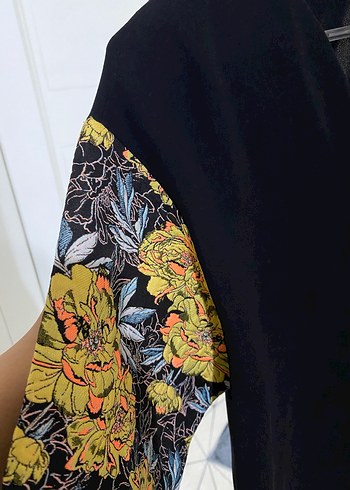 V Yaka Siyah Baskılı Kadın Bluz - Görsel 5