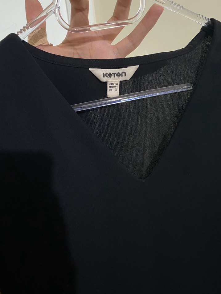 V Yaka Siyah Baskılı Kadın Bluz - Görsel 4