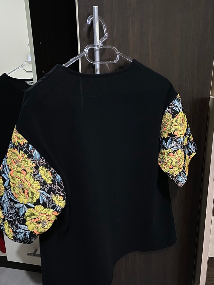 V Yaka Siyah Baskılı Kadın Bluz - Görsel 2