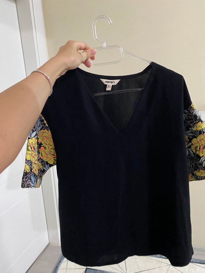 V Yaka Siyah Baskılı Kadın Bluz - Görsel 3