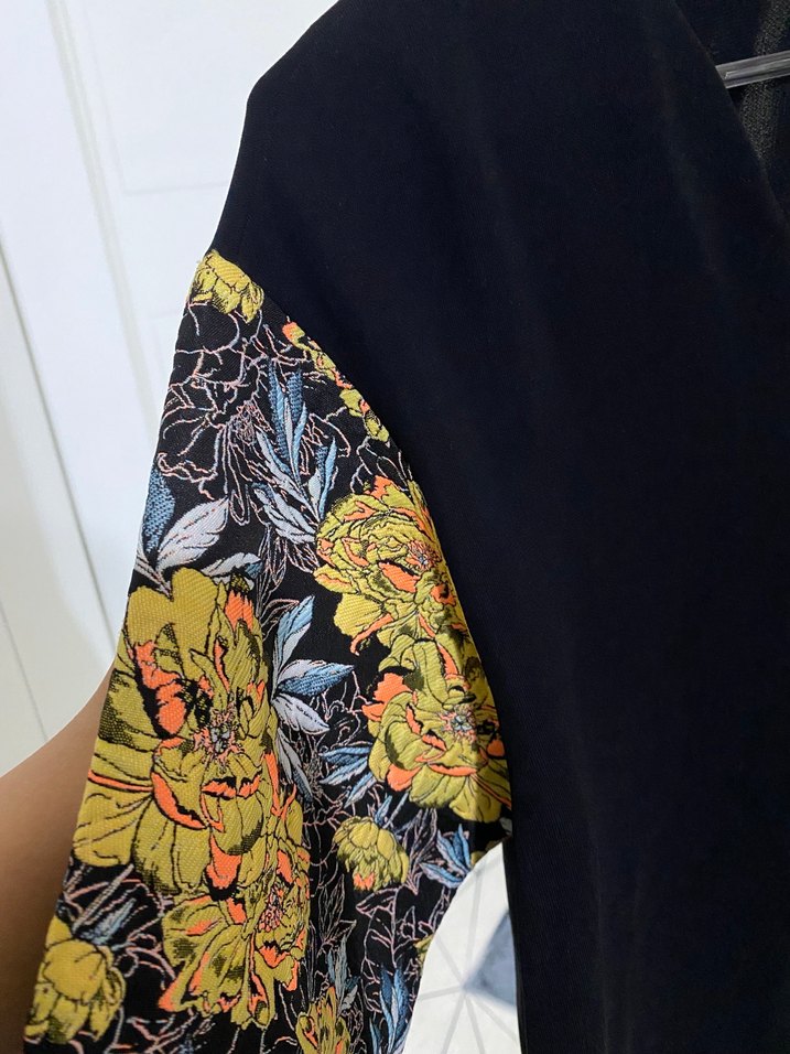 V Yaka Siyah Baskılı Kadın Bluz - Görsel 5