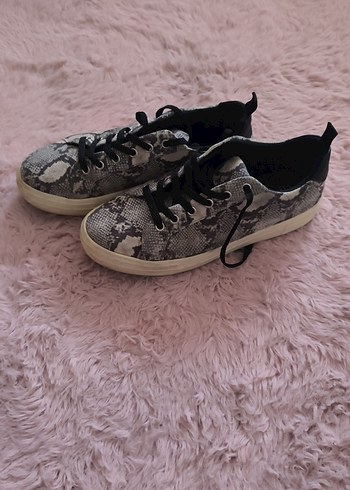 38 Beden Gri Yılan Desenli Bağcıklı Sneakers