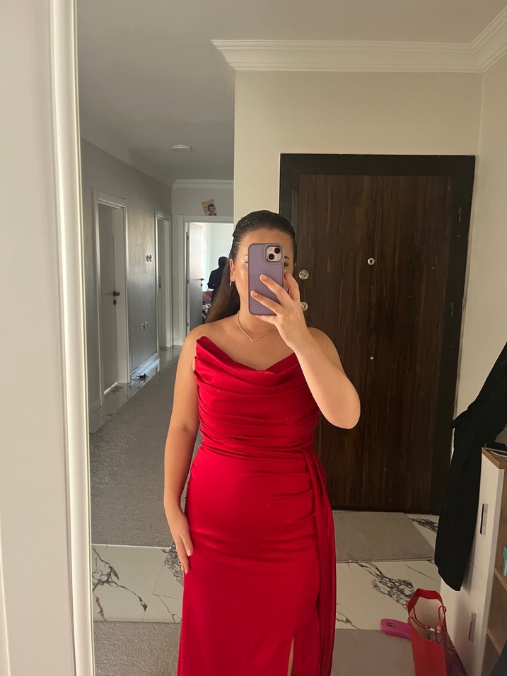 Drapeli Uzun Kırmızı Saten Elbise - Görsel 4