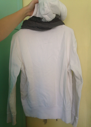 Diğer Beyaz kapsonlu sweatshirtve siyah desenli fular 