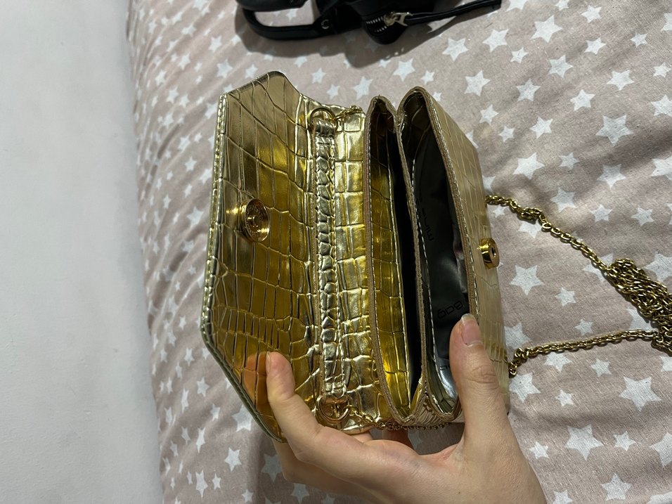 Zincir Detaylı Altın Renk Yılan Desenli Deri Çanta - Görsel 2