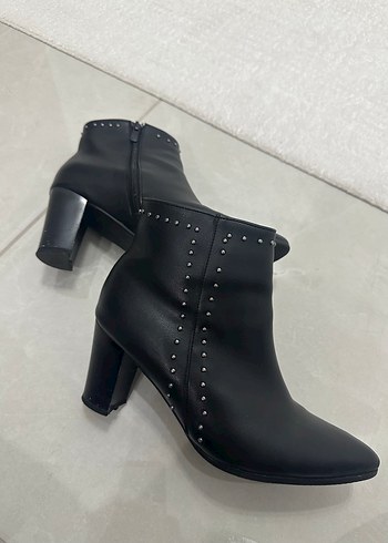 Tokalı Siyah Deri Gotik Topuklu Kadın Bot - Görsel 5