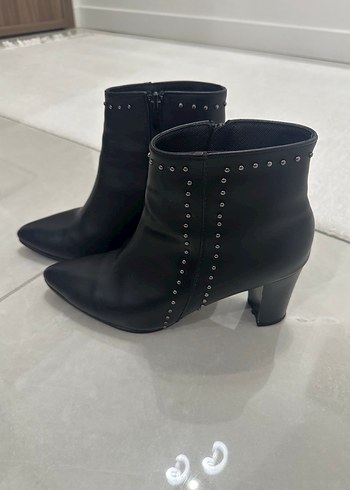 Tokalı Siyah Deri Gotik Topuklu Kadın Bot - Görsel 2