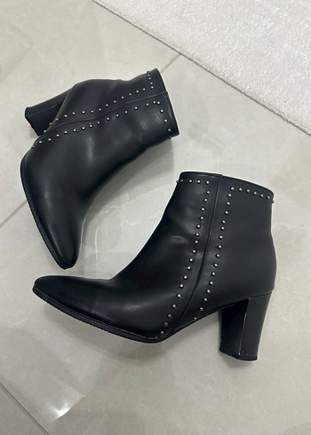 Tokalı Siyah Deri Gotik Topuklu Kadın Bot - Görsel 4