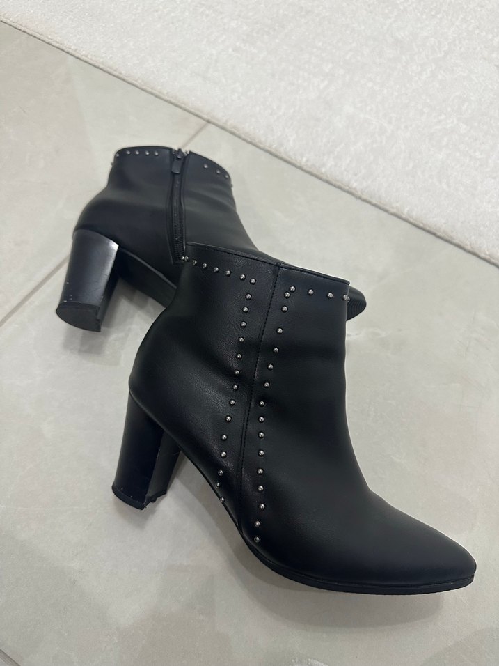 Tokalı Siyah Deri Gotik Topuklu Kadın Bot - Görsel 5