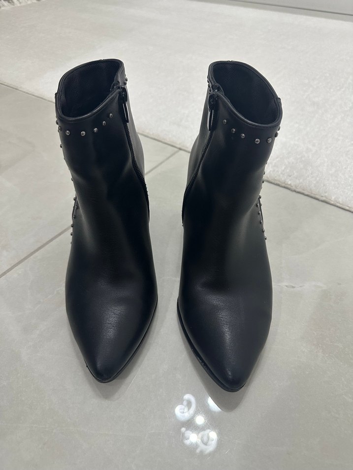 Tokalı Siyah Deri Gotik Topuklu Kadın Bot - Görsel 3