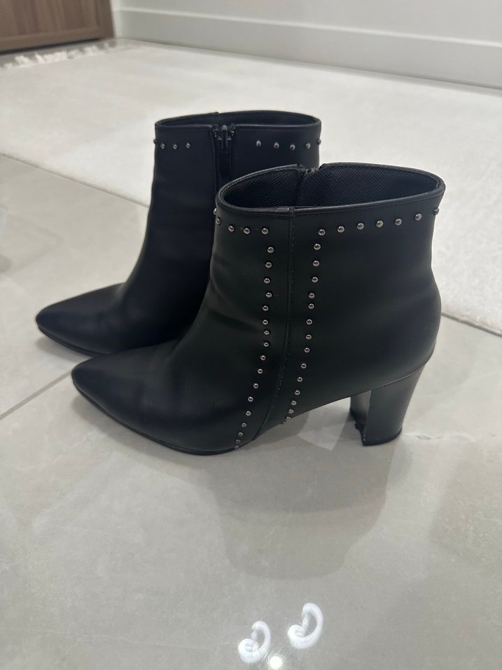 Tokalı Siyah Deri Gotik Topuklu Kadın Bot - Görsel 2