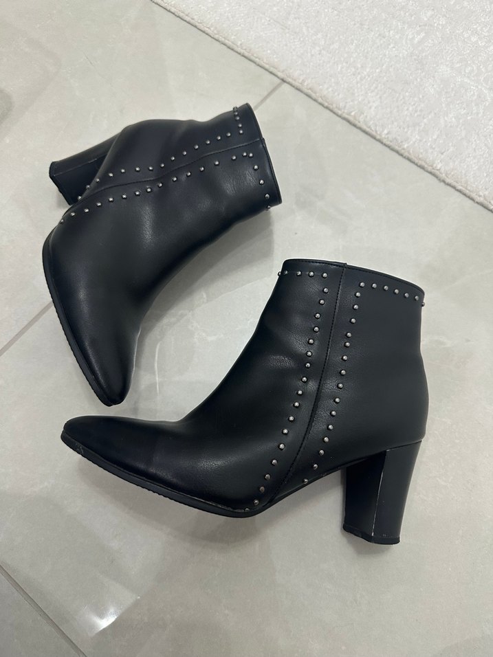 Tokalı Siyah Deri Gotik Topuklu Kadın Bot - Görsel 4