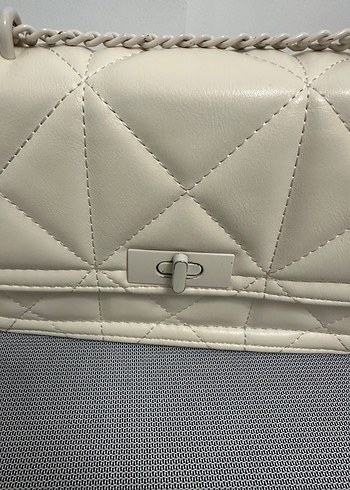 Zincir Detaylı Beyaz Deri Kadın Çanta - Görsel 3