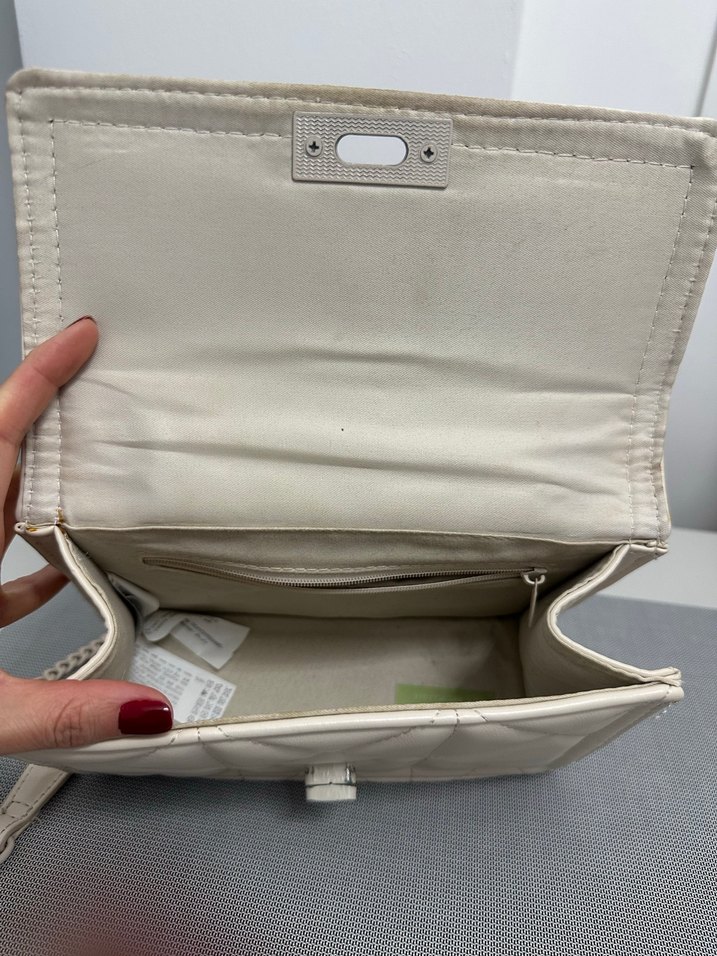 Zincir Detaylı Beyaz Deri Kadın Çanta - Görsel 4