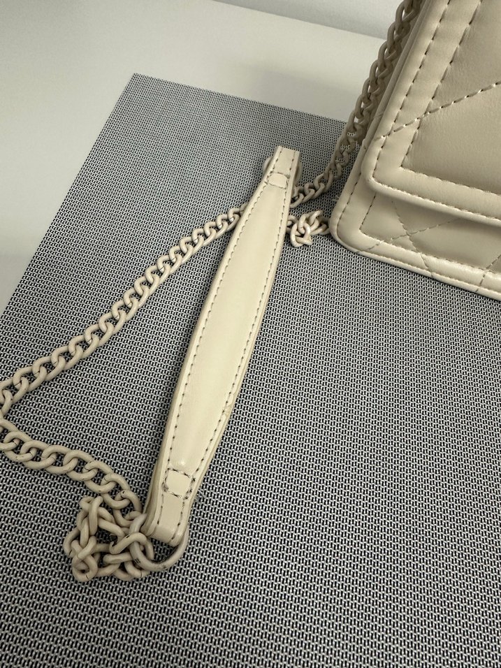 Zincir Detaylı Beyaz Deri Kadın Çanta - Görsel 2