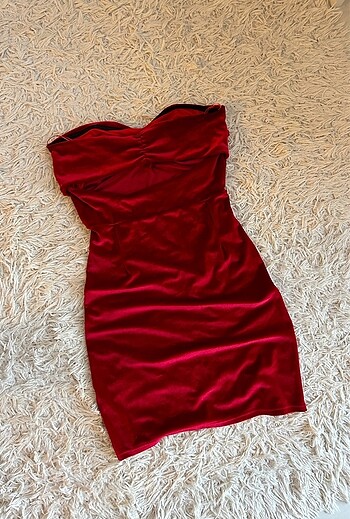 Bershka kırmızı kadife sırt dekolte elbise