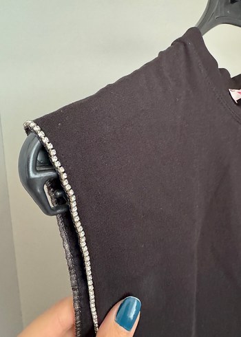 Kadın Siyah Kolsuz Tişört - Görsel 2