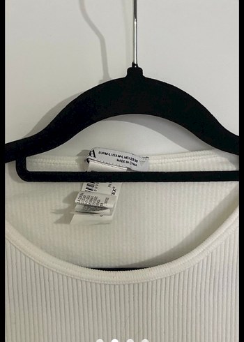 Zincir Detaylı Beyaz Crop Top - Görsel 3