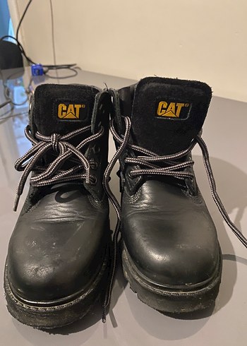 Cat Siyah Deri Cocuk Bot Sayili Giyildi