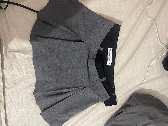 Bershka Mini etek içi şortlu