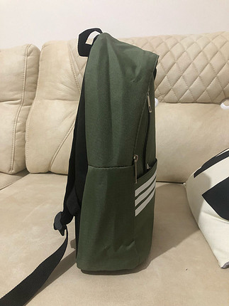 Asker yeşil Adidas sırt çantası ???? ölçüleri 34*26 cm?dir 