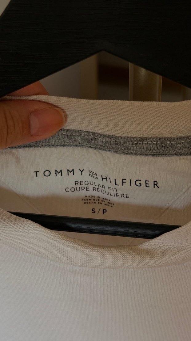 Tommy Hilfiger Beyaz Çizgili Tişört — görsel 2/4