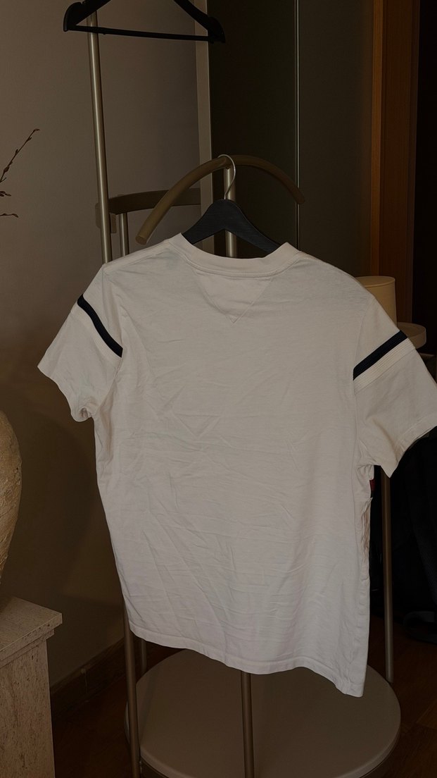 Tommy Hilfiger Beyaz Çizgili Tişört — görsel 3/4