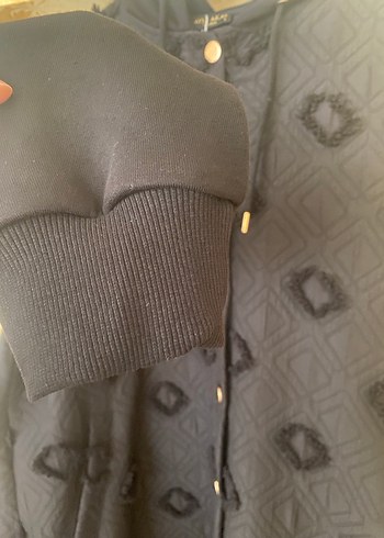 Düğmeli Siyah Nakışlı Uzun Kadın Kaban - Görsel 4